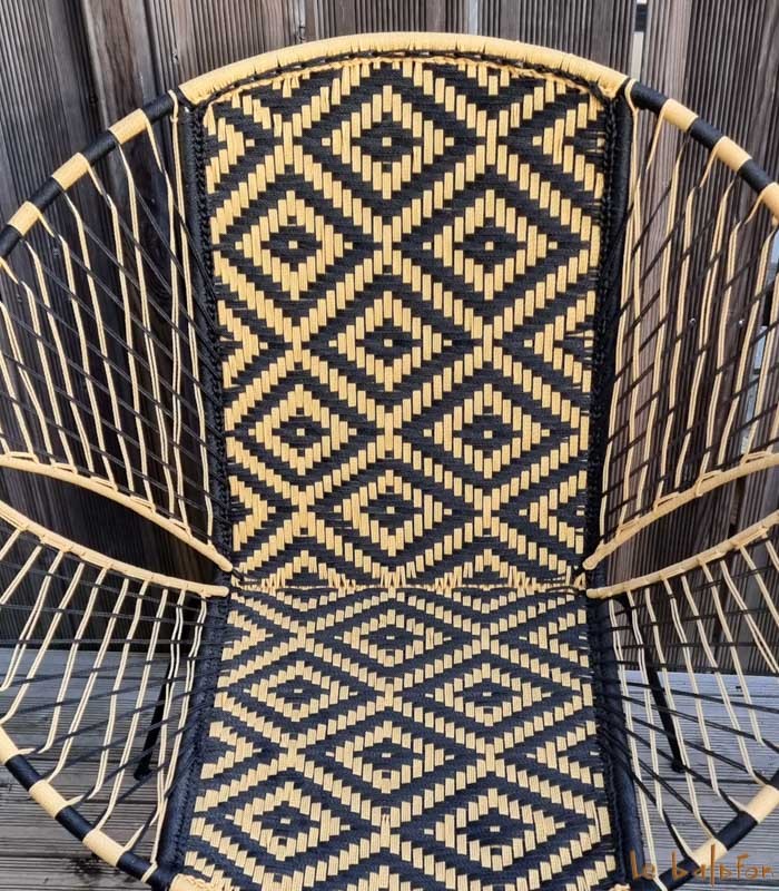 Chaise de jardin marron et blanc motifs losange