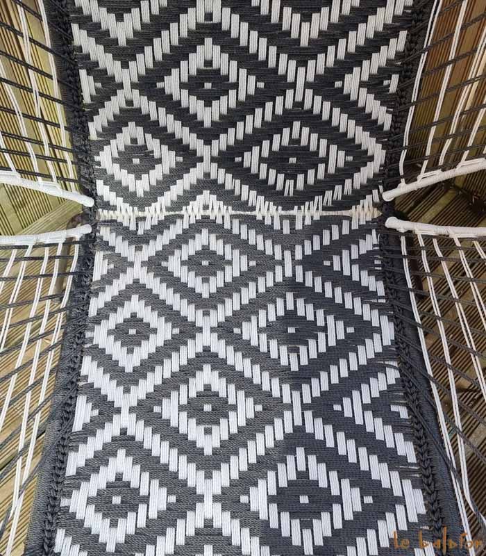 Chaise de jardin noir et blanc motifs losange