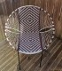 Chaise de jardin marron et blanc motifs losange